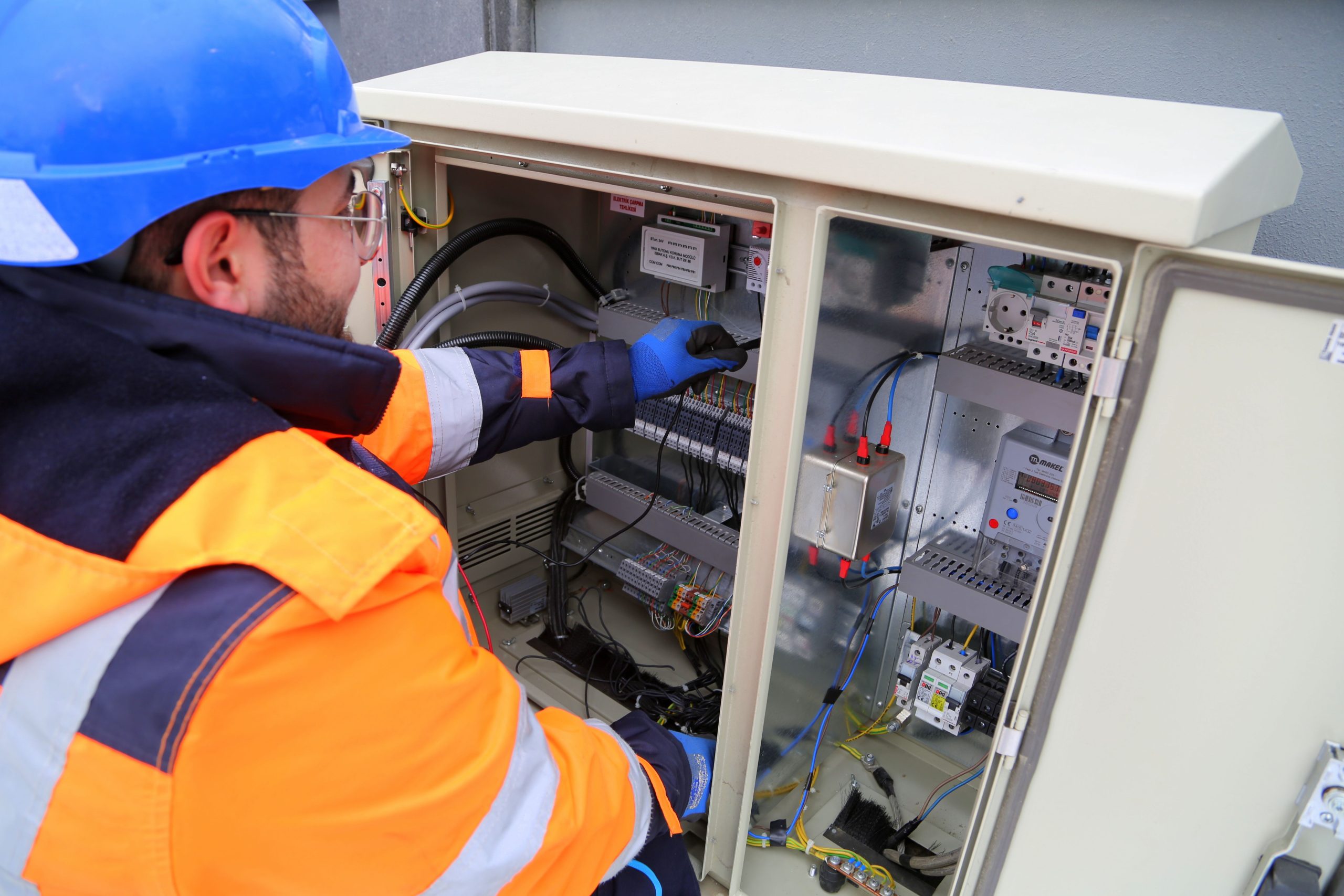 Elektrik panosu üzerinde çalışan teknik personel